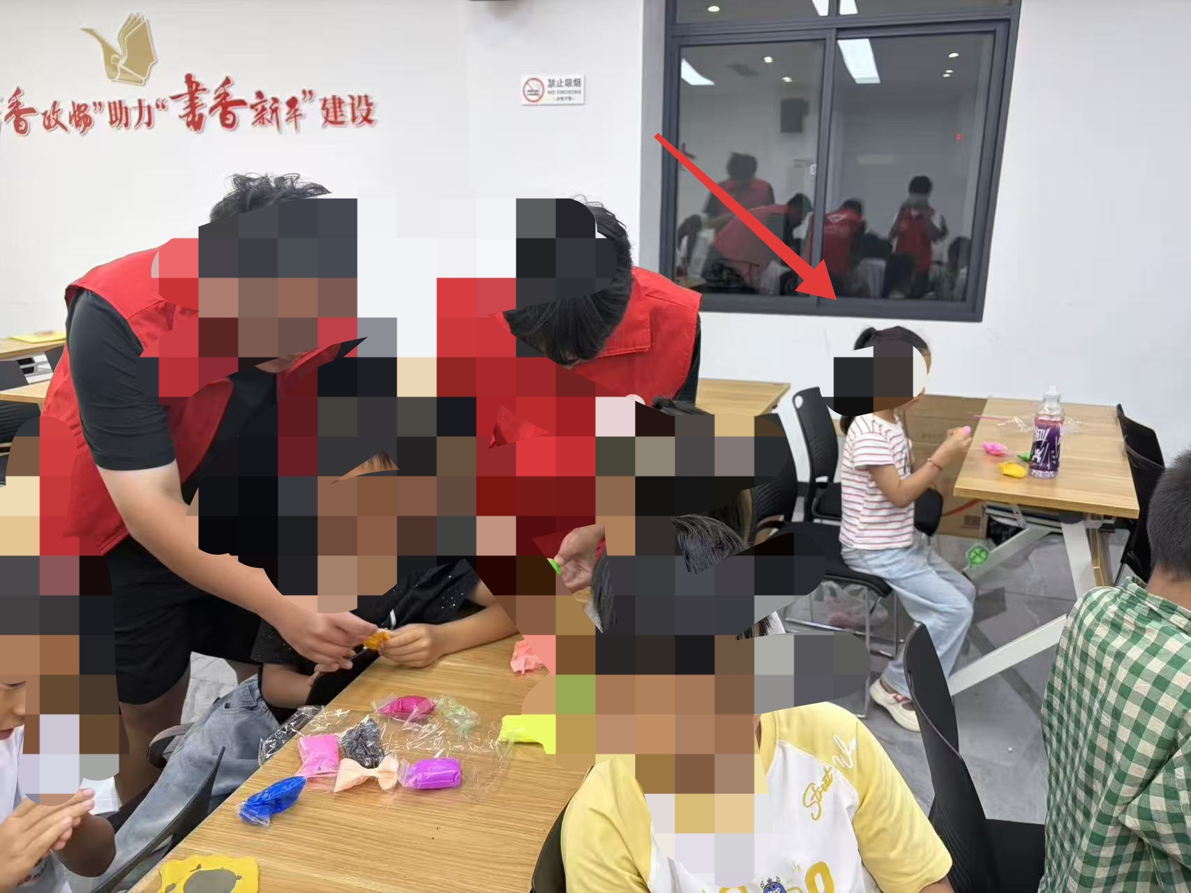  红色小课桌｜一场短暂却很重的相遇