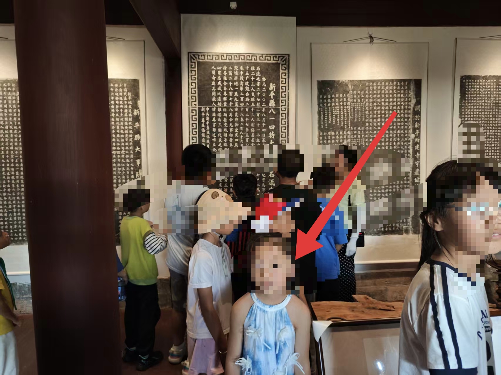 红色小课桌｜一场短暂却很重的相遇